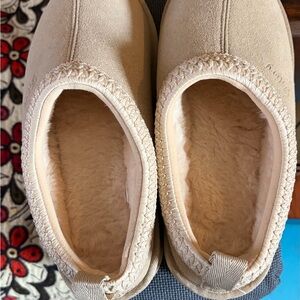 Women's Cream Faux-Suede Slip-On Slippers with Plush Lining